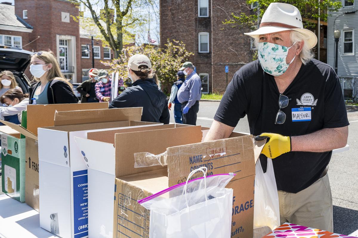 Food Drive with Senator Harckham 08