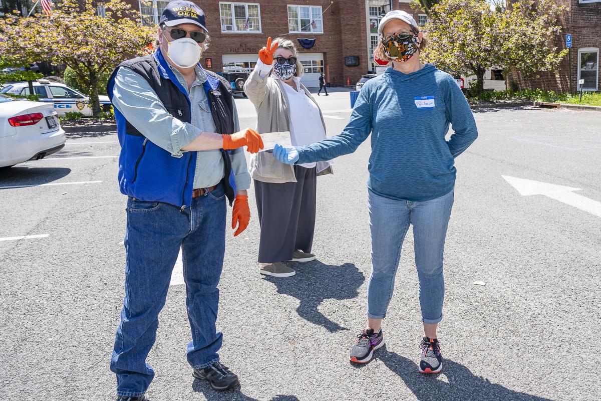 Food Drive with Senator Harckham 04