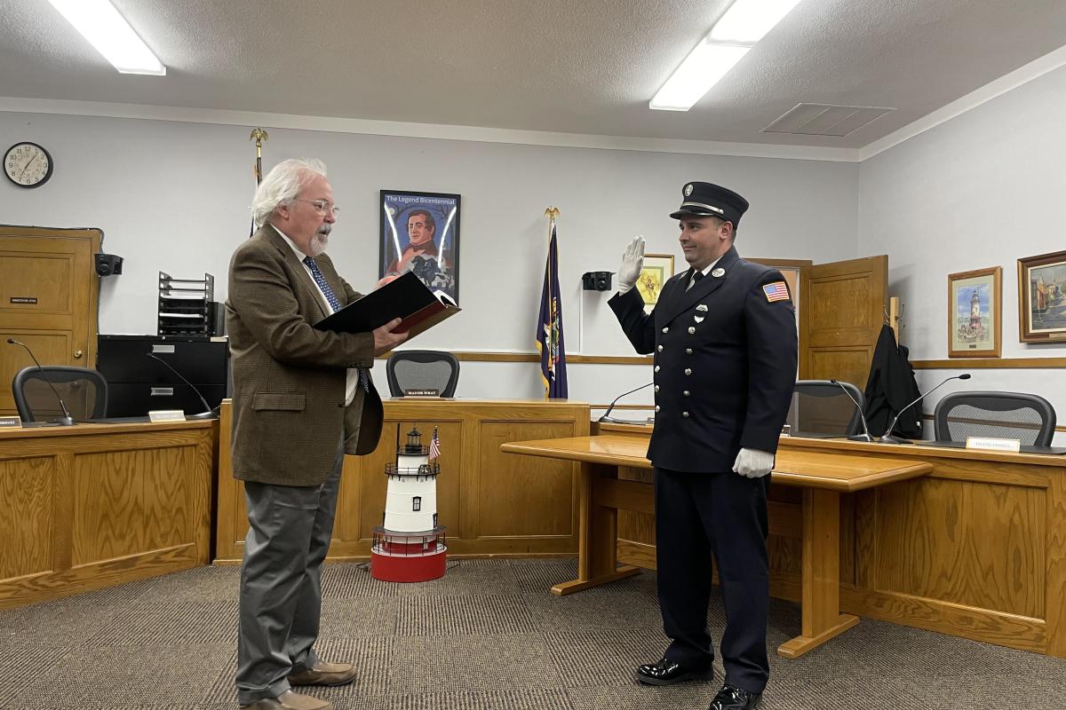 Officiant Swearing in an Officer 1